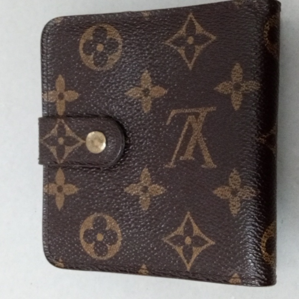 AUTHENTIC Louis Vuitton monogram wallet